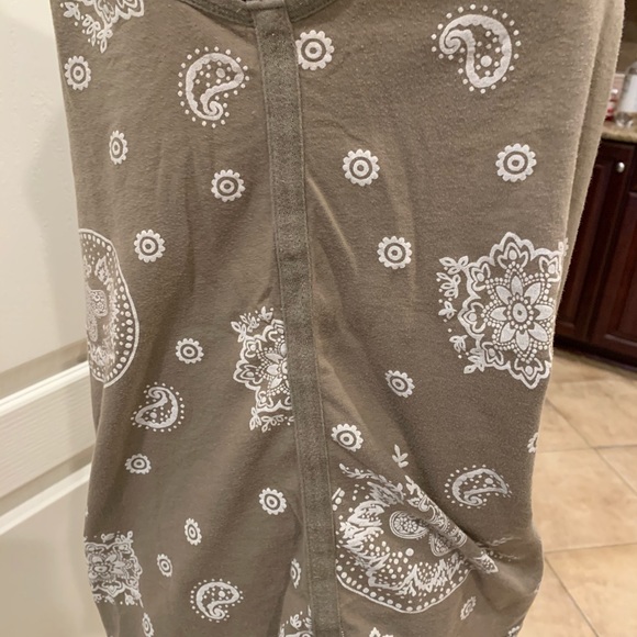 Old Navy green paisley tank top 🌸Size Small - Picture 2 of 3